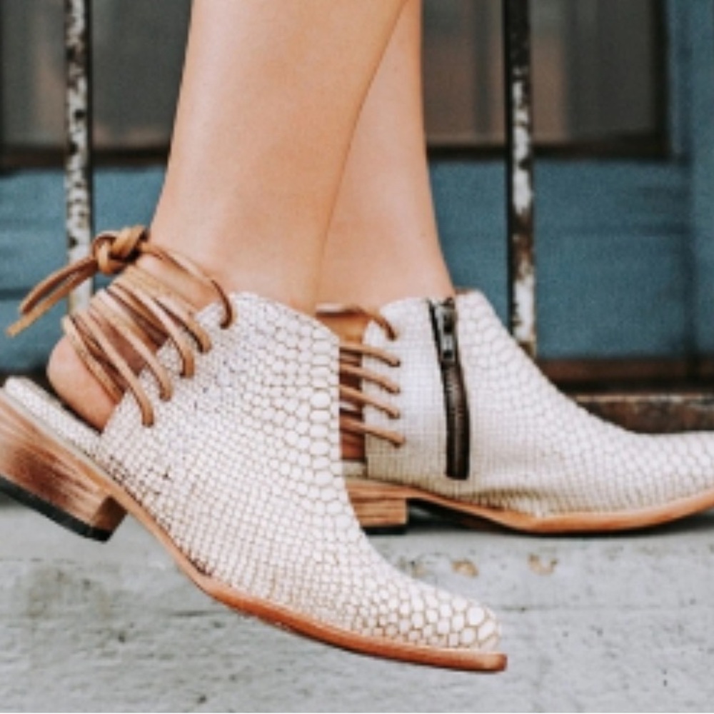 RARE Freebird Jojo White Croco Booties, Size 10